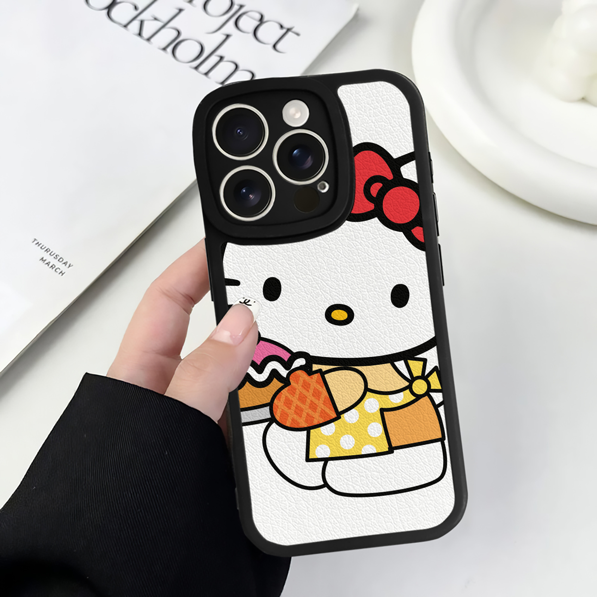 （画像用） Hello Kitty ハローキティ 【iPhone 16シリーズ対応】シリコンスマホケース（レザー調） 材質：シリコン